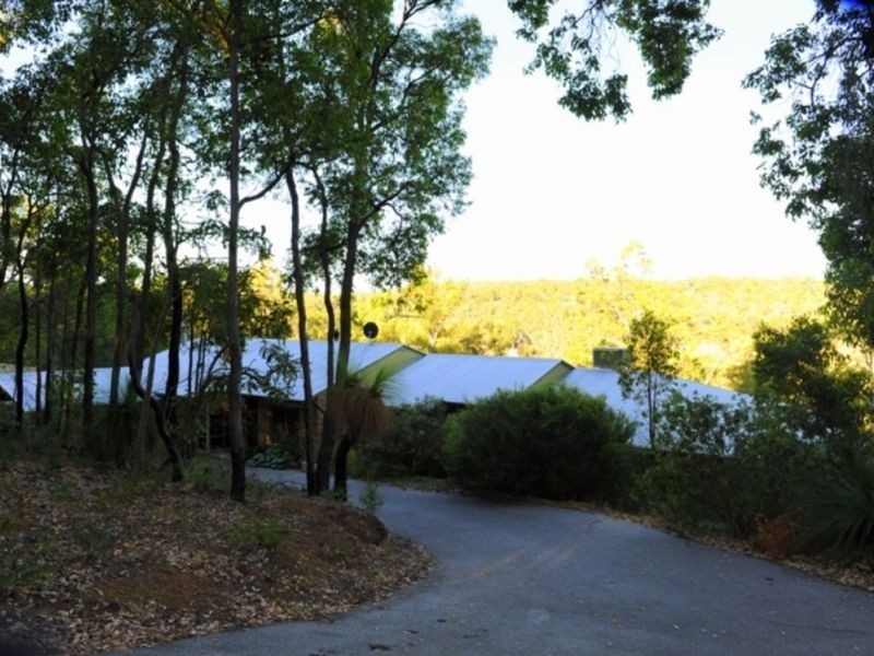 33 Simons Drive, Roleystone WA 6111