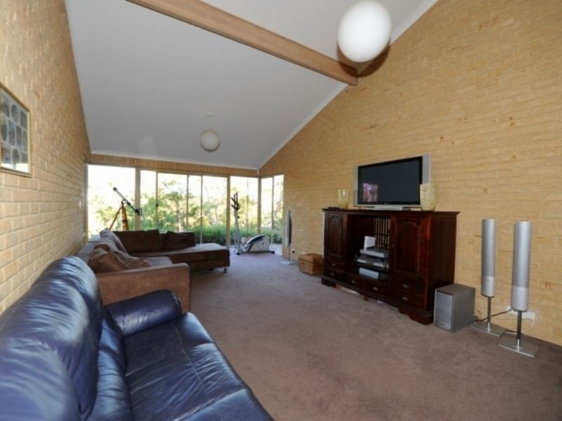 33 Simons Drive, Roleystone WA 6111