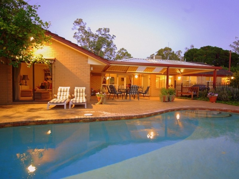 8 Peet Road, Kalamunda WA 6076