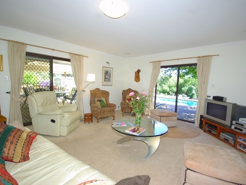 8 Peet Road, Kalamunda WA 6076