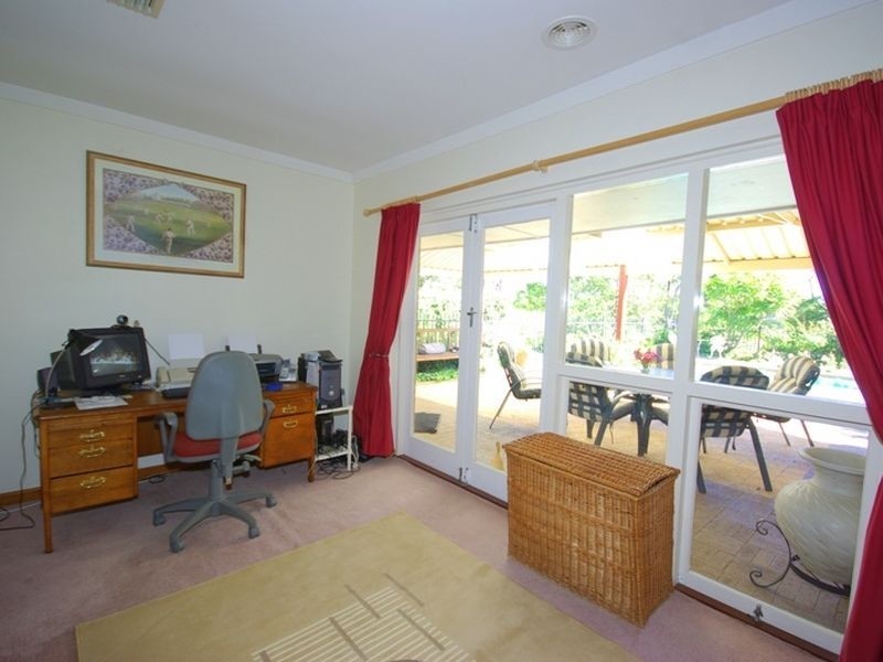 8 Peet Road, Kalamunda WA 6076