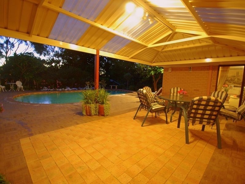 8 Peet Road, Kalamunda WA 6076