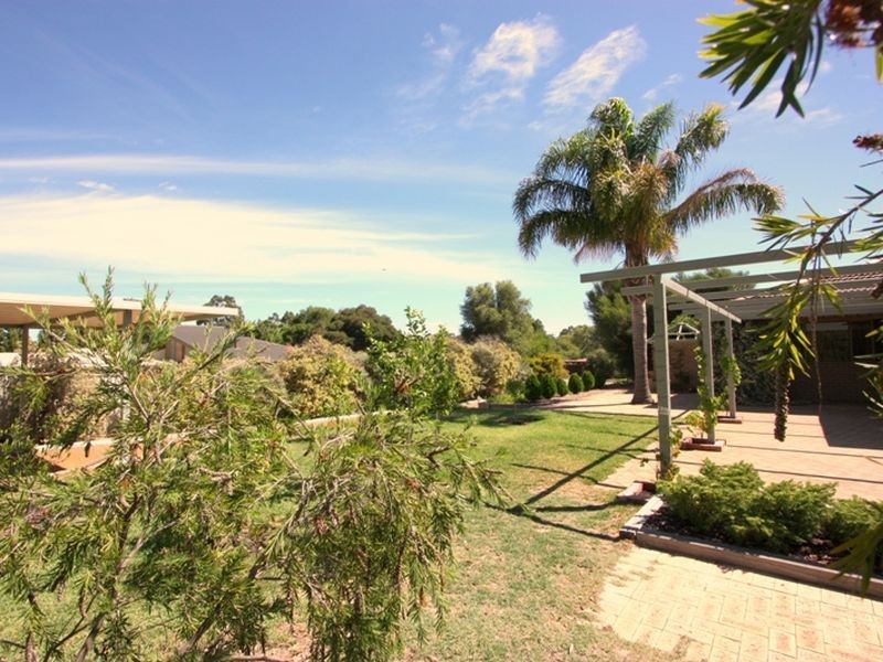 36 Rootes Road, Lesmurdie WA 6076