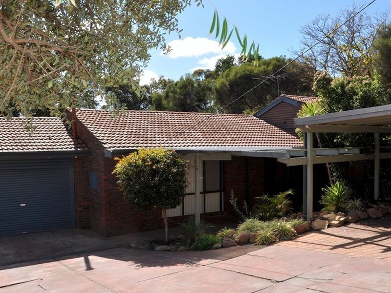 8 Tregenna Place, Gooseberry Hill WA 6076