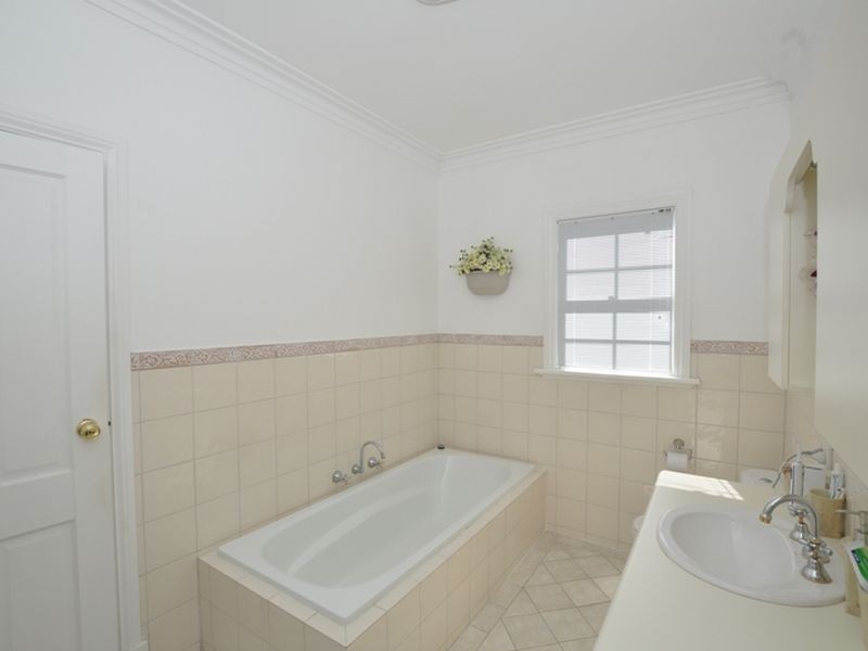 10 Walbeck Road, Kalamunda WA 6076