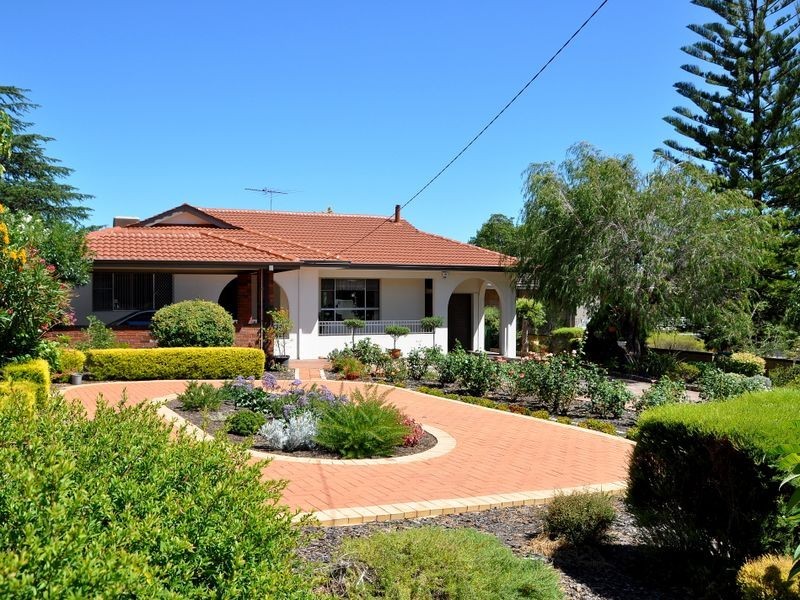 17 Kalamunda Road, Kalamunda WA 6076