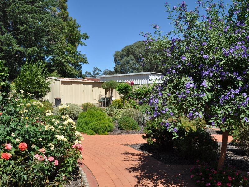 17 Kalamunda Road, Kalamunda WA 6076