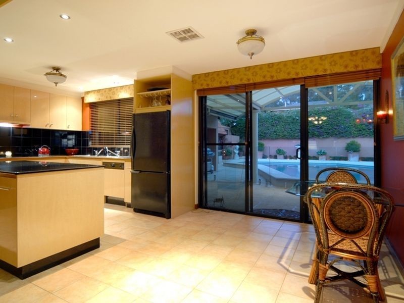 6 Maxine Court, Lesmurdie WA 6076