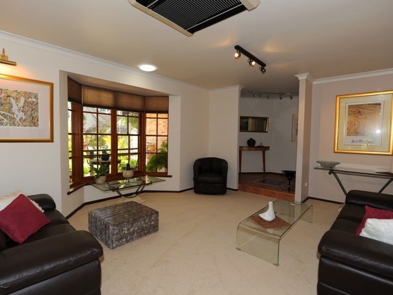 27 Ryan Way, Lesmurdie WA 6076