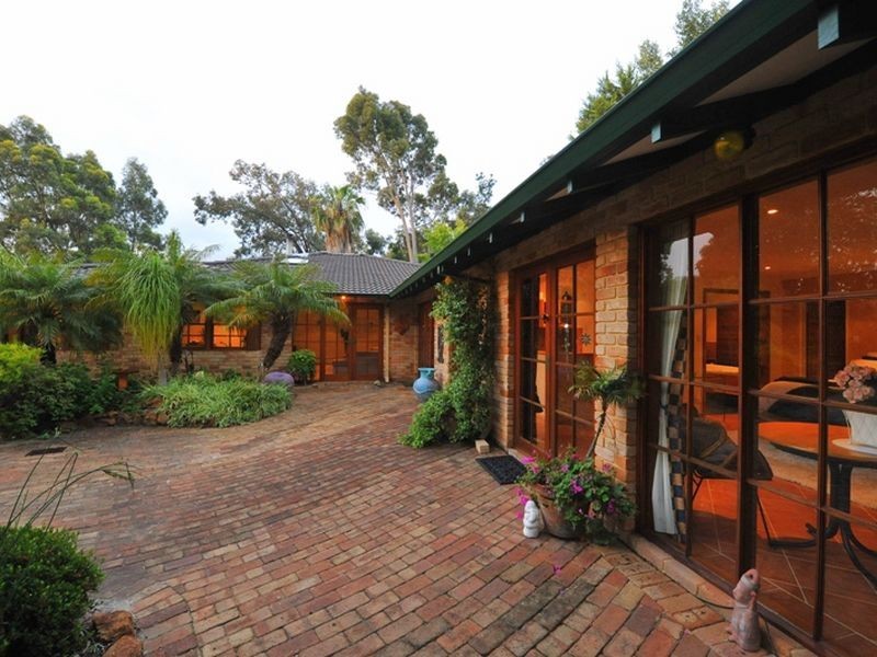 27 Ryan Way, Lesmurdie WA 6076