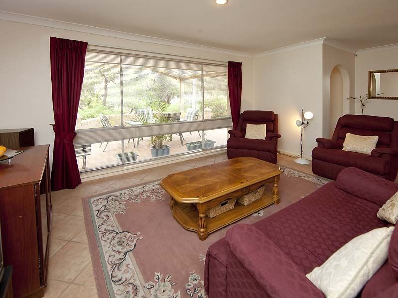 6 Flora Terrace, Lesmurdie WA 6076