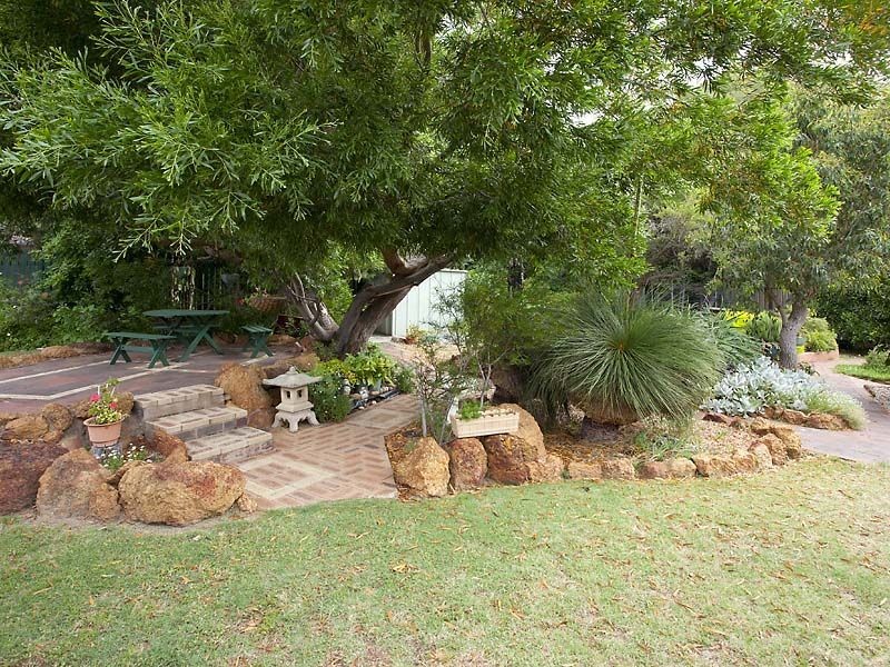 6 Flora Terrace, Lesmurdie WA 6076