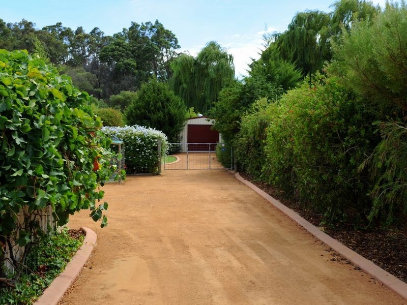 9 Logie Vale, Lesmurdie WA 6076