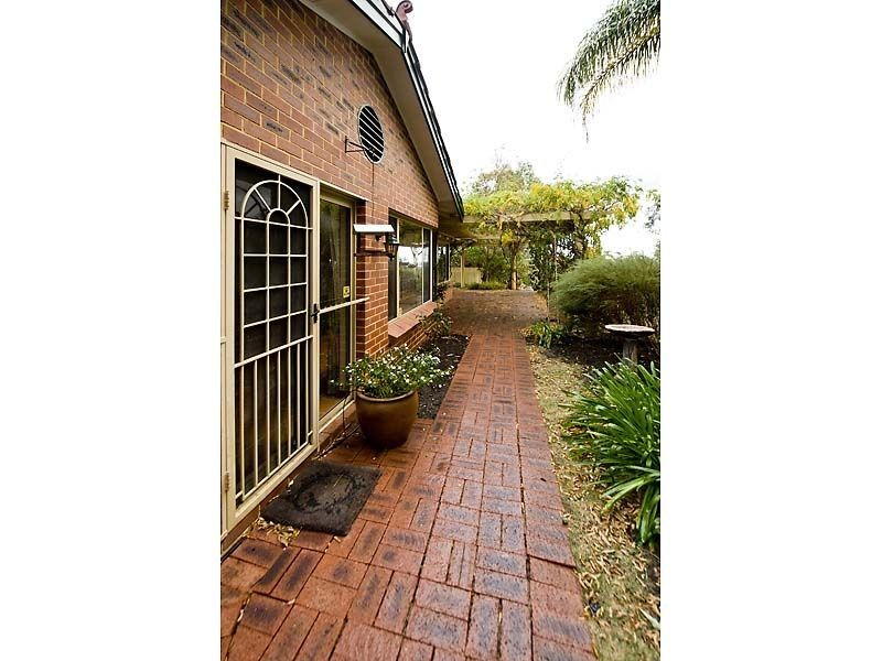 17 Dale Drive, Gooseberry Hill WA 6076