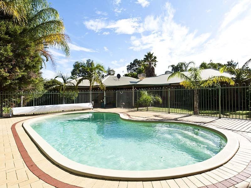 31 Schofield Road, Wattle Grove WA 6107