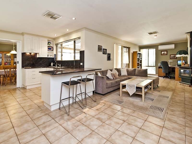 31 Schofield Road, Wattle Grove WA 6107