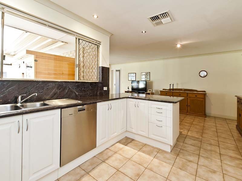 31 Schofield Road, Wattle Grove WA 6107