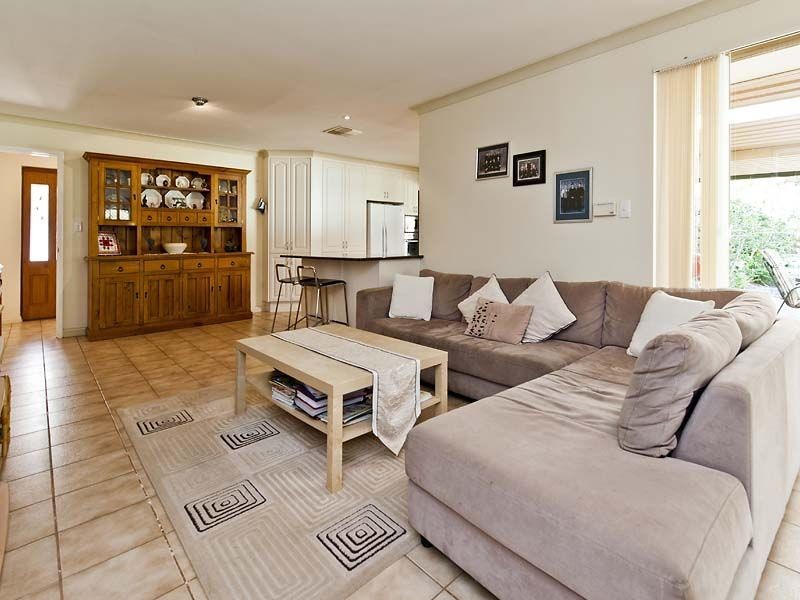 31 Schofield Road, Wattle Grove WA 6107