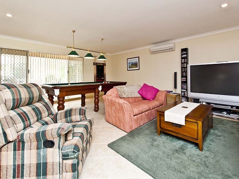 31 Schofield Road, Wattle Grove WA 6107