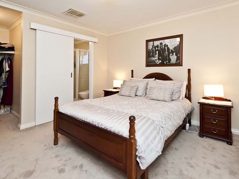 31 Schofield Road, Wattle Grove WA 6107
