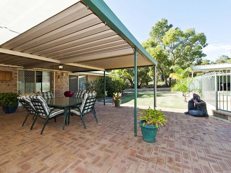 31 Schofield Road, Wattle Grove WA 6107