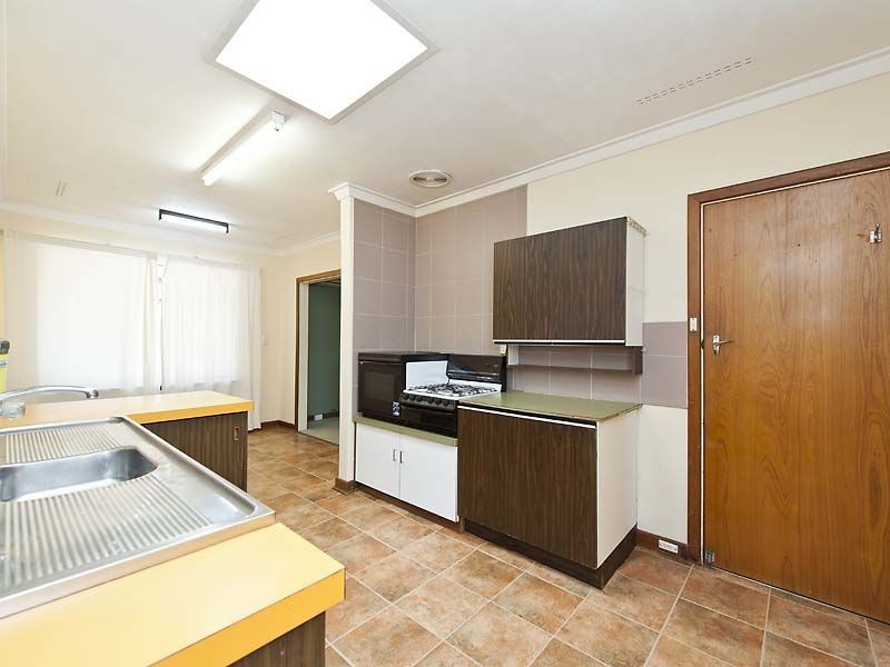 25 Pauline Avenue, Kalamunda WA 6076