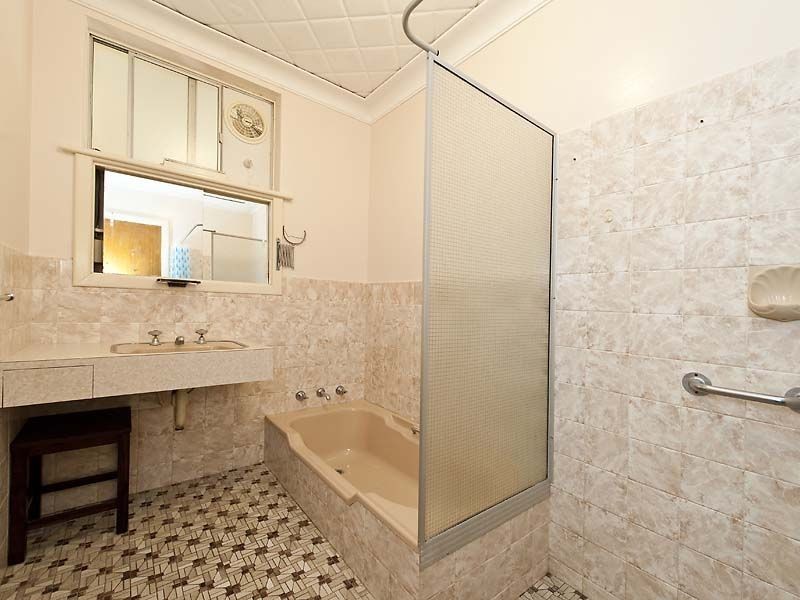 25 Pauline Avenue, Kalamunda WA 6076