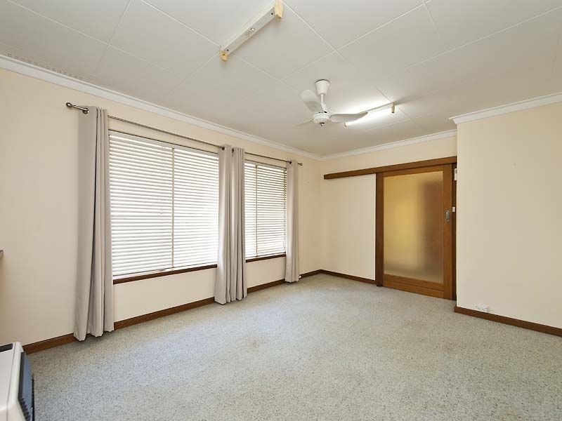 25 Pauline Avenue, Kalamunda WA 6076