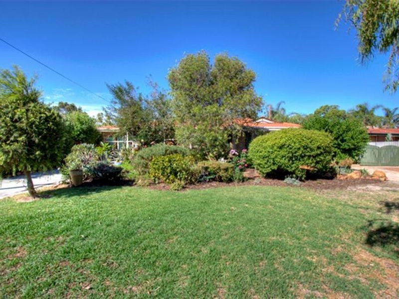 8 Larch Place, Forrestfield WA 6058