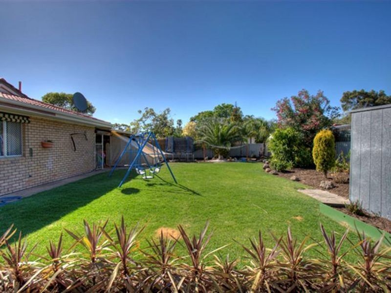 8 Larch Place, Forrestfield WA 6058