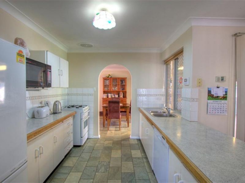 8 Larch Place, Forrestfield WA 6058