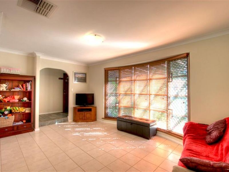 8 Larch Place, Forrestfield WA 6058