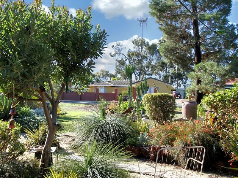 4 Dawn Road, Walliston WA 6076