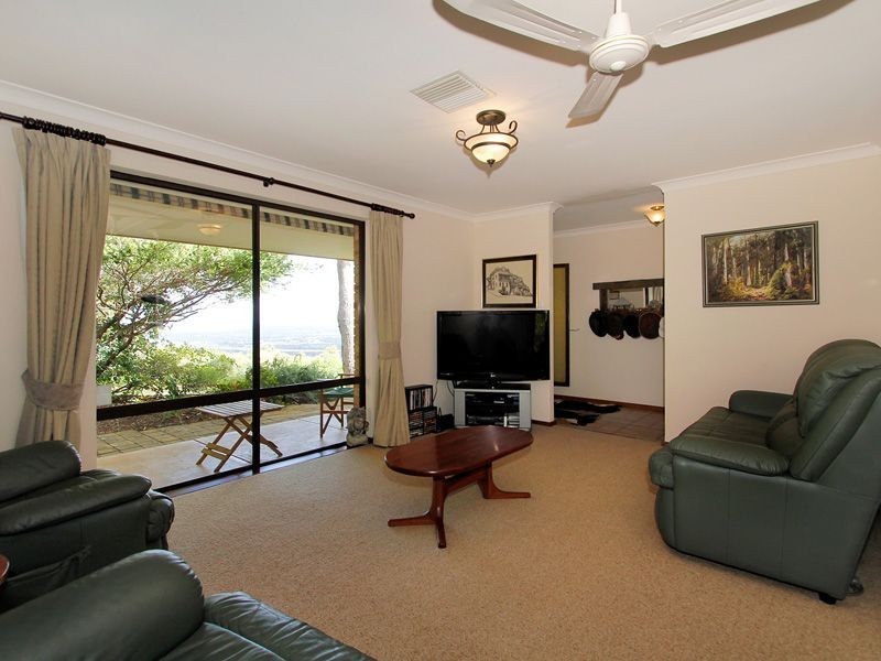 2 Maxine Court, Lesmurdie WA 6076