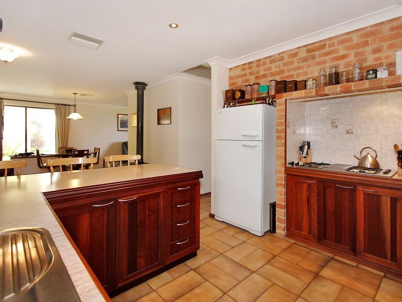 2 Maxine Court, Lesmurdie WA 6076