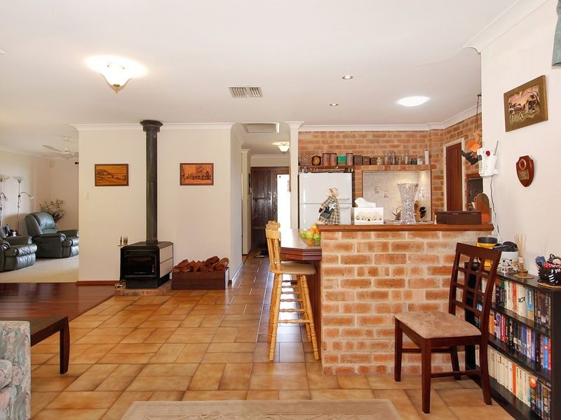 2 Maxine Court, Lesmurdie WA 6076