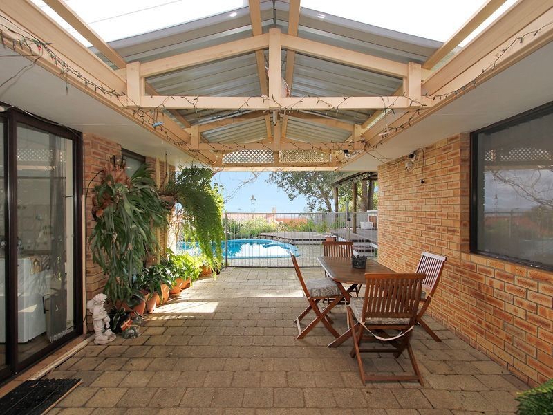 2 Maxine Court, Lesmurdie WA 6076