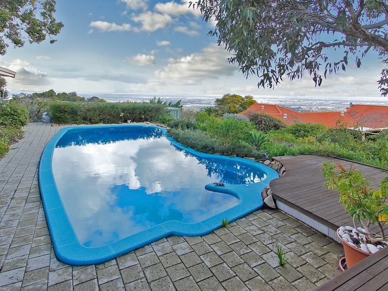 2 Maxine Court, Lesmurdie WA 6076