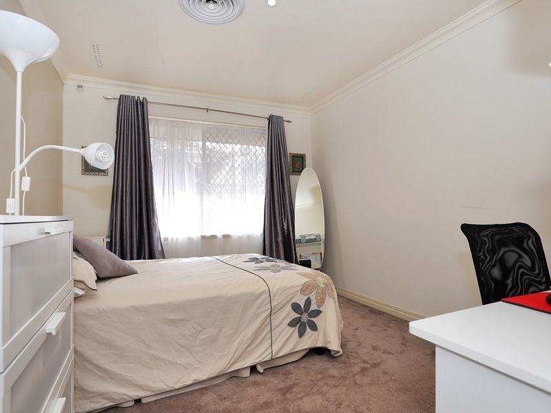 8 Keats Road, Gooseberry Hill WA 6076