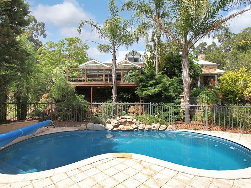 12 Lawley Road, Lesmurdie WA 6076