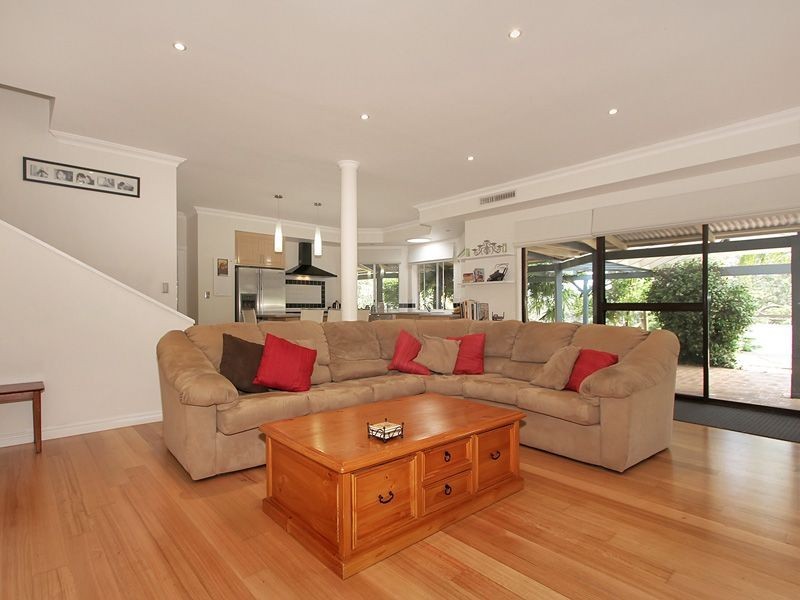 12 Lawley Road, Lesmurdie WA 6076