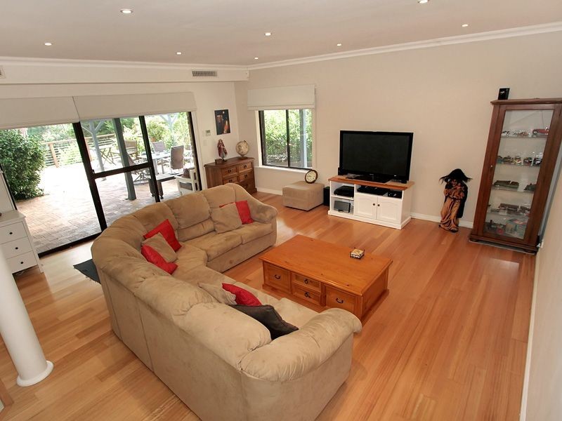 12 Lawley Road, Lesmurdie WA 6076