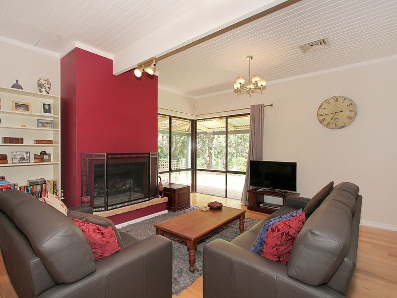 12 Lawley Road, Lesmurdie WA 6076