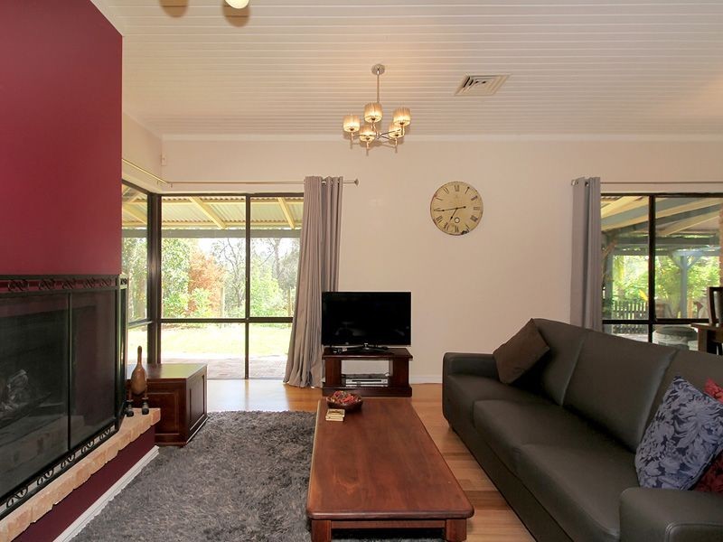 12 Lawley Road, Lesmurdie WA 6076