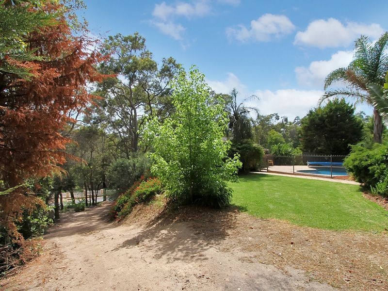 12 Lawley Road, Lesmurdie WA 6076