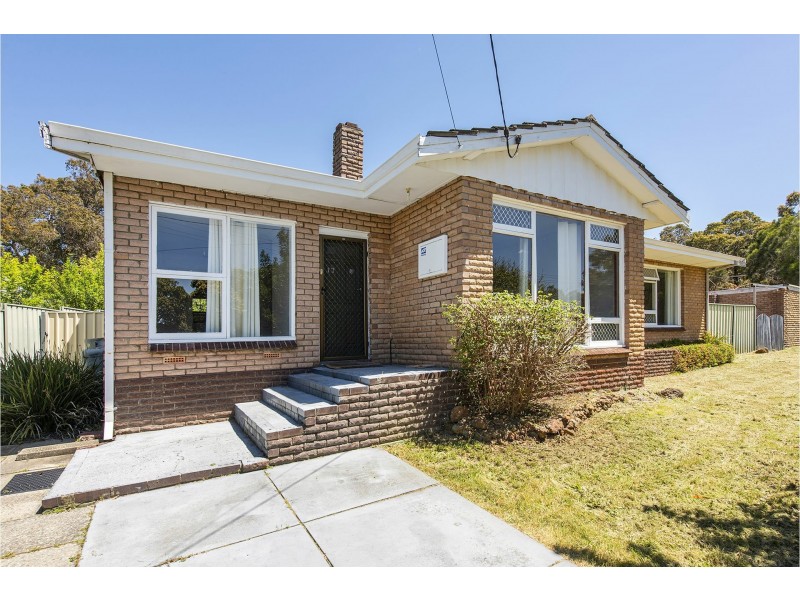 17 Kalbarri Street, Lesmurdie WA 6076