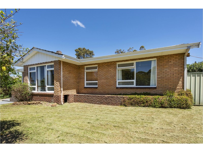 17 Kalbarri Street, Lesmurdie WA 6076