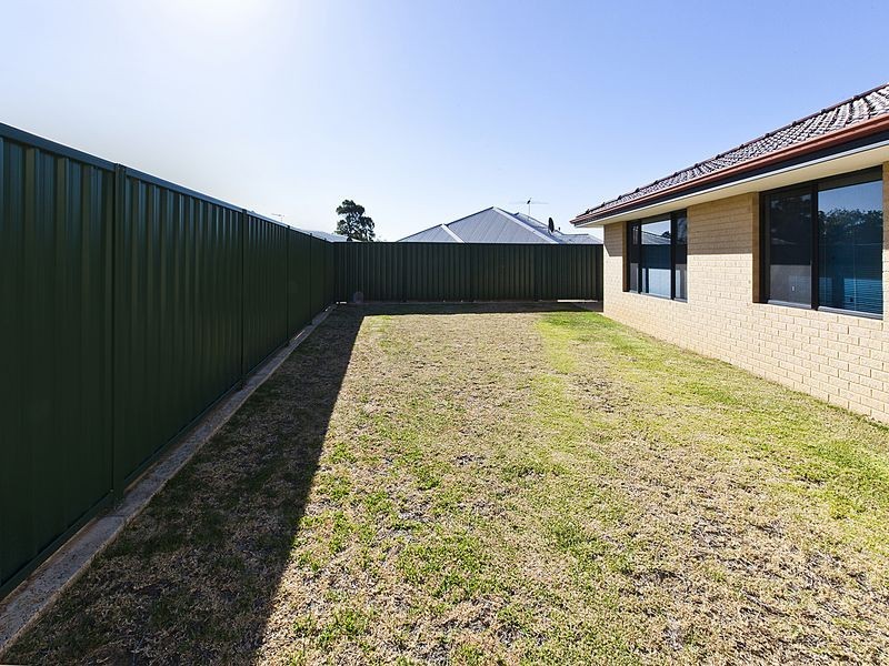 8 Camellia Loop, Forrestfield WA 6058