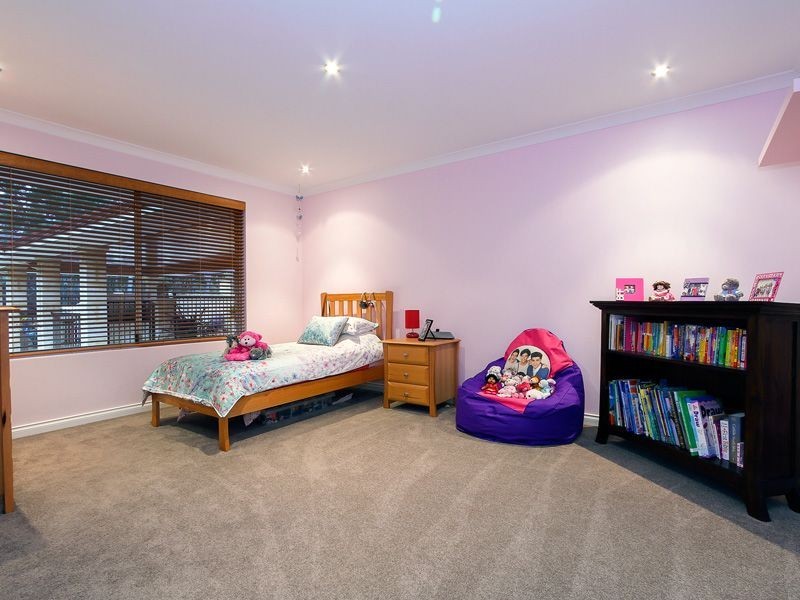 5 Warlingham Drive, Lesmurdie WA 6076