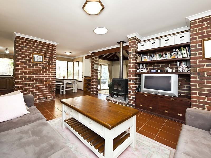 15 Giles Street, Lesmurdie WA 6076